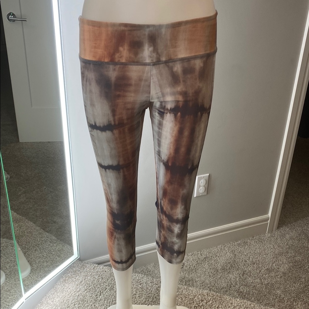 Onzie Grapgic Capri pants and Matching Bra Top. BNWT